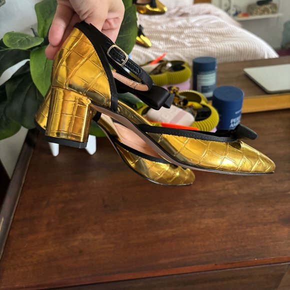 Bow heels - Picture 2 of 3